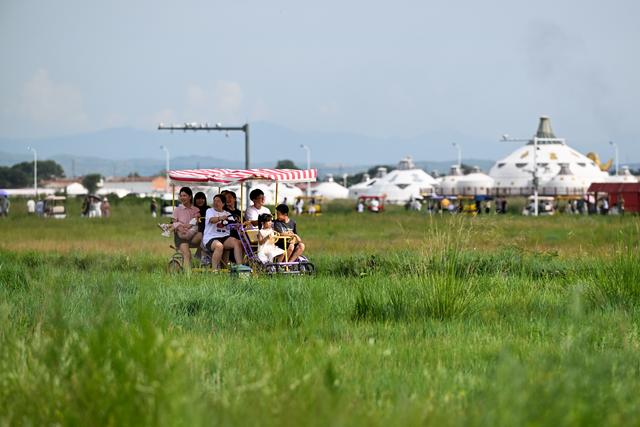 敕勒川草原引客来
