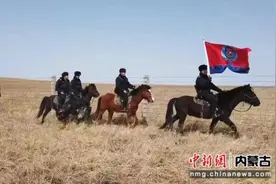 乌拉盖马背警队：风雪无阻的中蒙边境守护者图片