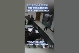 暖心！孕妇鞋带散落，辅警蹲下帮其系好图片