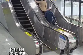 乘客推轮椅上电梯摔倒，她冲上前一把接住图片