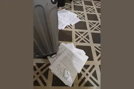 当中考遭遇暴雨，杭城考生拎大包小包进考场，有家长差点用上行李箱图片