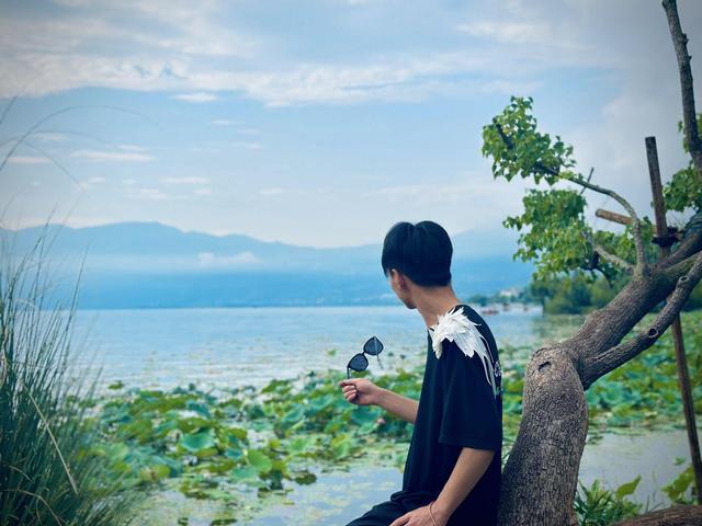 19岁小伙不会游泳 为救跳河女友溺亡