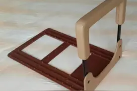 居民自制床边扶手送邻里获赞，实用好用的“助老辅具”从何来图片