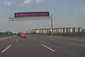 昨天一高速公路服务区入口处：三车相撞，货车侧翻图片