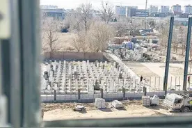 数百万新房窗外是几百座坟：业主称被忽悠，开发商建15米高墙图片