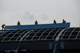 中国小伙在国外造机场，娶了柬埔寨媳妇！图片