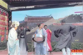 加勒比小伙用家乡乐器演奏《上春山》图片