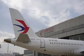 第三架C919大型客机交付东航图片