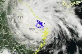 上海今夜仍有大到暴雨，近岸海域将有3-5米巨浪！LV大船被淹？假的！图片