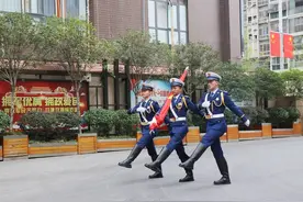 四川巴中消防举行升旗仪式庆祝新中国75周年华诞图片