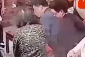 男子吃火锅卡喉呼吸困难！邻桌医生用海姆立克法救下图片