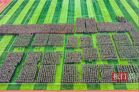 燃！湖北大学2023级新生军训汇演震撼上演图片