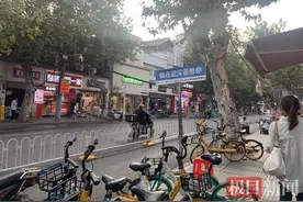 极目帮办｜武汉现网红“想你”路牌占道，街道综合执法人员：已现场整改完毕图片