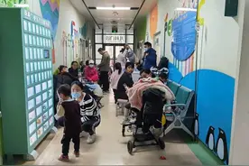 “露营车”扎堆儿科急诊室！医院日接诊量破千，有家长请年假陪诊图片
