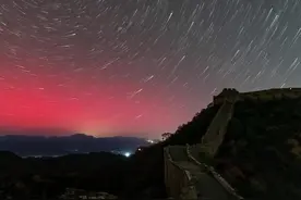 当长城遇见极光 绝美景色惊艳夜空图片