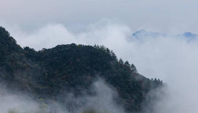 鹤峰秋来风景异：青山隐隐有仙居