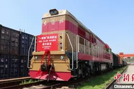 湖北首开“一单制”国际铁海联运列车图片