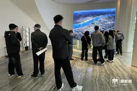 大雨天，外地购房者拖着行李箱直奔杭州千万豪宅！图片