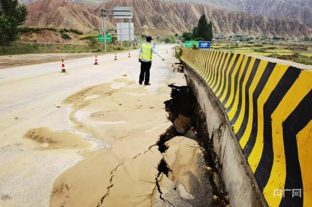 降雨引起泥石流致青海多地交通受阻