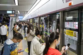 “文明礼让是深圳人候车最帅的姿势！”  “友好”出行彰显城市文明温度图片