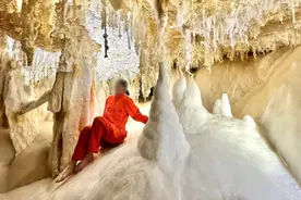 潮评丨女子赤脚踏入4.8亿年“晶花池” ，踩坏了什么？图片