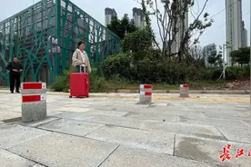 9根路桩“扎”在人行道上，谁设的绊脚石？最新回应图片