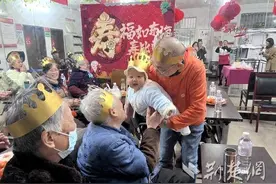 “老幼共融”生日宴 武汉这个社区“跨代生日会”暖人心图片