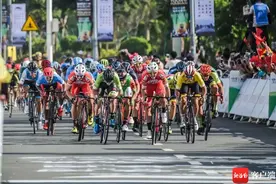 “体育+旅游”释放新活力 “双节”来琼海观看自行车环岛赛开赛图片