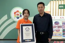 天津北辰：14岁女孩踢花毽创吉尼斯世界纪录图片