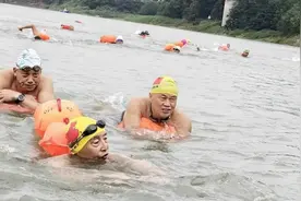 老当益壮！四川90岁老人挑战横渡长江庆生图片