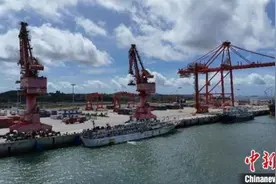 福建平潭口岸首艘南太平洋岛国远洋渔船入境通关图片