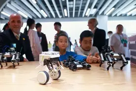 机器人化身“新老师”助力探索前沿科技 北京乐成学校APEX科技中心成立图片