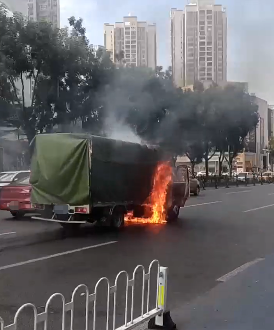 广州一货车起火引燃周边数米