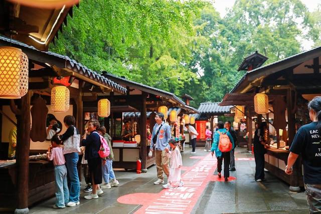 开启盛唐穿越之旅 来杜甫草堂收获“超出片”的文化体验