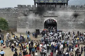 “跟着团长打县城”爆火 景区：可同时容纳3000人“参战”｜封面深镜图片