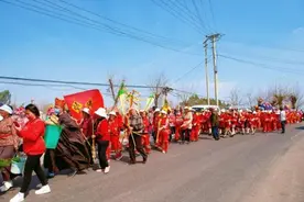 云南嵩明：百年民俗 | 千人齐聚杨林土主山接祖大典图片