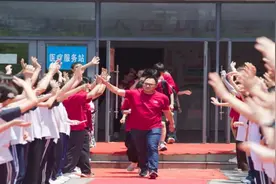 青春作伴山水间  壮志凌云向未来——潜山市卫民初中举行2025届初三毕业典礼暨中考减压活动图片