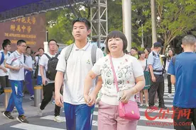 “显眼包”学霸唱歌剧 家长携小童感受气氛图片