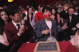 魔术师表演口吐活金鱼，网友：魔术应该是优雅的图片