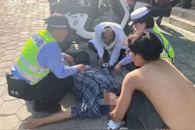 聊城城区街头，小伙过生日喝大了躺地上不省人事，多亏了他们图片