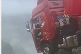 “卡车悬桥上”司机：感觉路面下沉 赶紧踩刹车 5小时后才平静下来图片