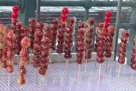 “相中自己拿，太冷我进屋了！”东北大哥自助式卖糖葫芦，顾客：幽默图片