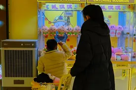 娃娃机玩偶可能含一级致癌物？实地调查：55台机器，30台里是“三无”娃娃图片