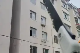 吉林延吉一小区有人高空抛物险砸到小学生，居委会：已报警，正协调处理图片