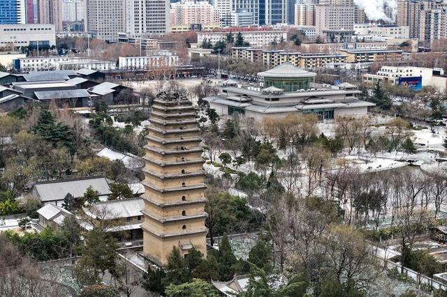 小雁塔雪落成诗 静谧如画