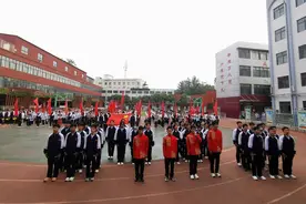 跃动青春色彩——郑州市扶轮外国语学校举行秋季田径运动会图片