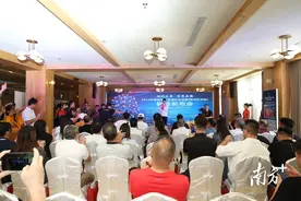 黄日华、何家劲、关礼杰、卫志豪来了！香港明星足球队梅州五华友谊赛11月3日开波图片