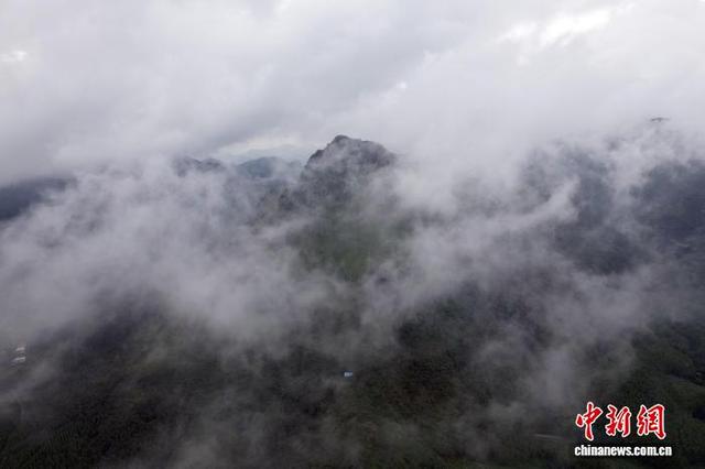 广西来宾九凤山藏天然“福”字 成网红登山打卡地