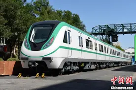 中车大连机车研制的内燃动车组在尼日利亚阿布贾投入运营图片