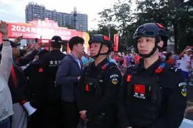 为马拉松筑起安全屏障 三亚警方护航2024海南（三亚）马拉松图片